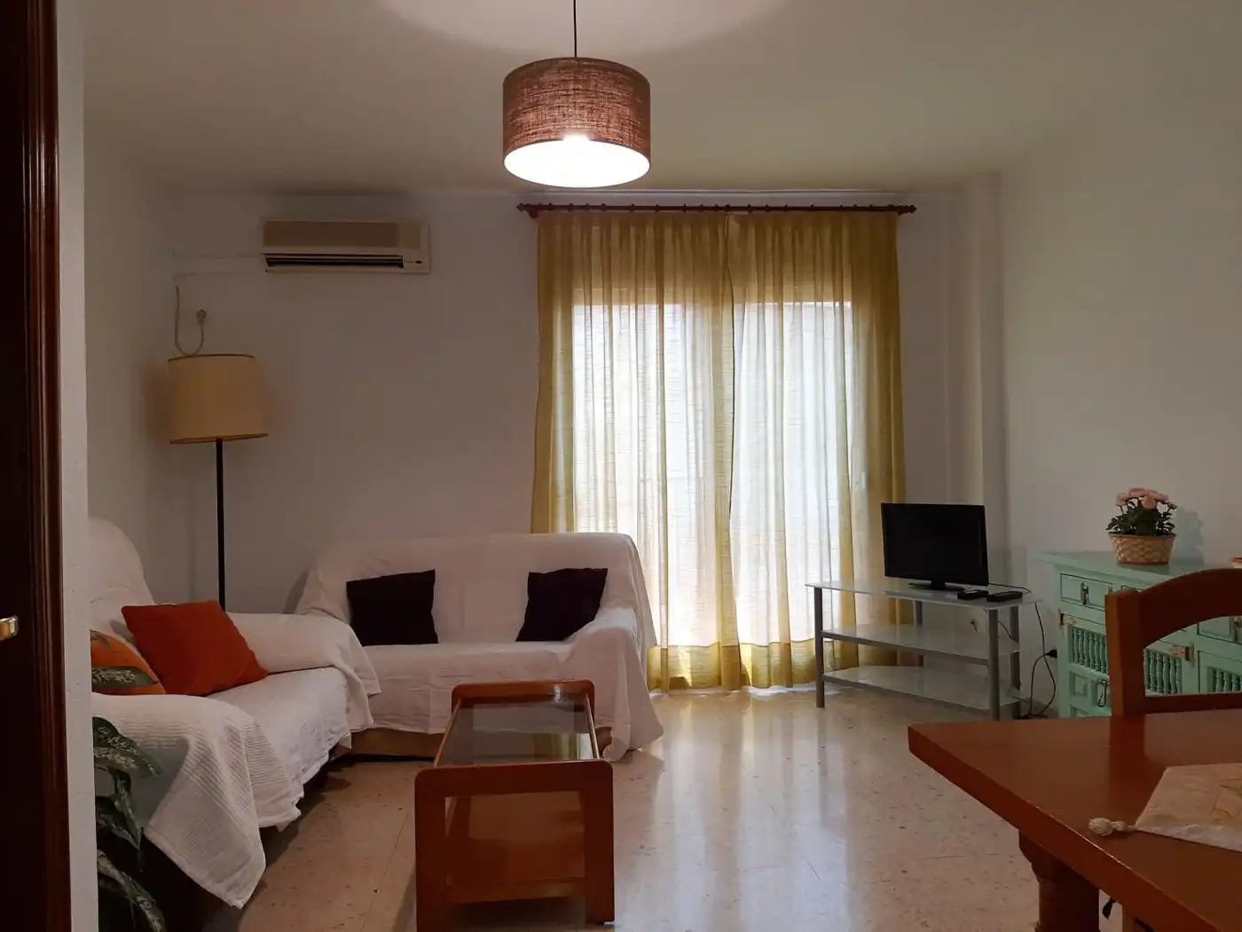 Sala de estar de Piso de alquiler en Sevilla con Aire acondicionado y Balcón