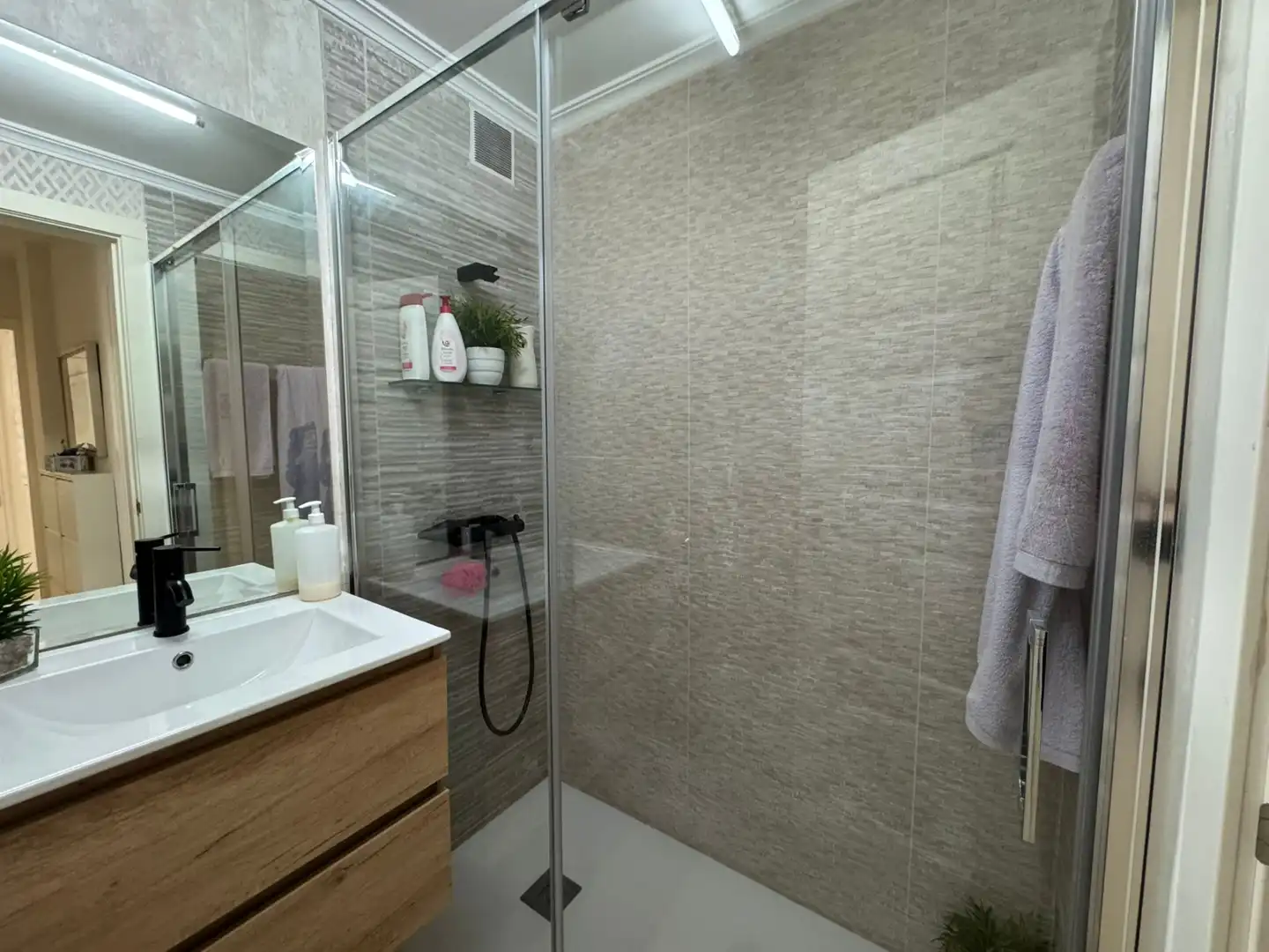 Bathroom of Flat for sale in Málaga  with Storage room and Furnished