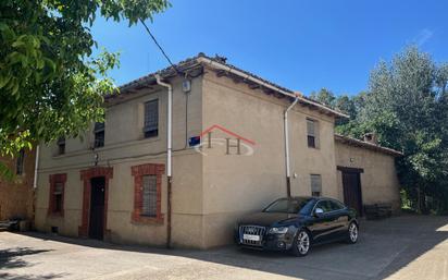 Vista exterior de Casa o xalet en venda en Villaturiel amb Jardí privat i Traster