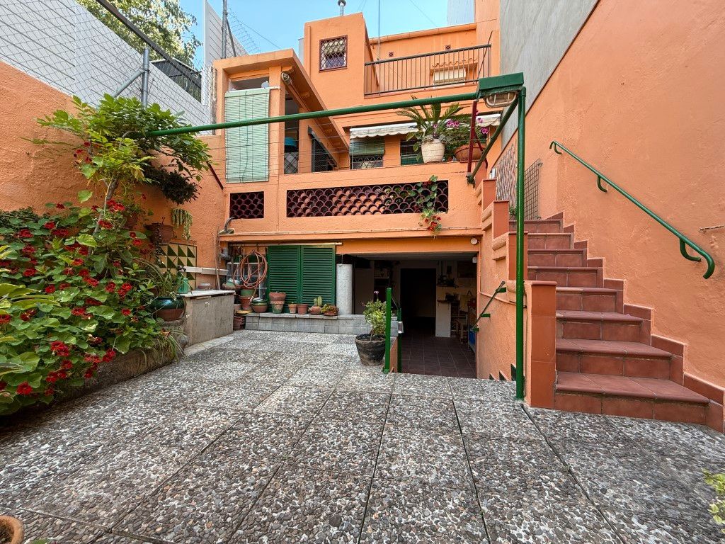 Exterior view of Single-family semi-detached for sale in Badalona  with Heating, Private garden and Terrace
