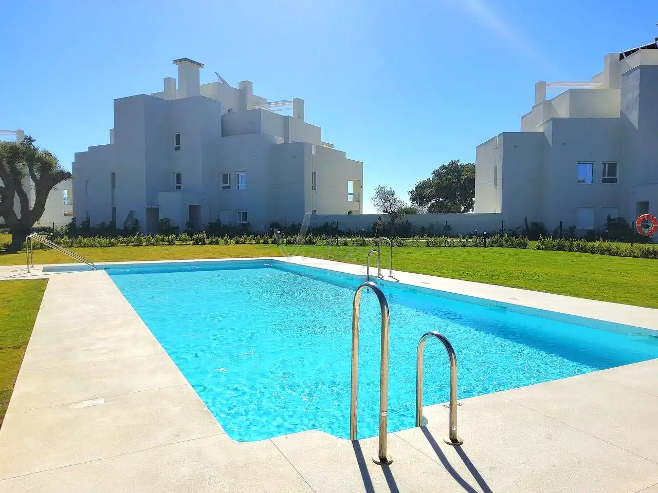 Schwimmbecken von Wohnungen zum Verkauf in Sotogrande mit Klimaanlage, Terrasse und Möbliert