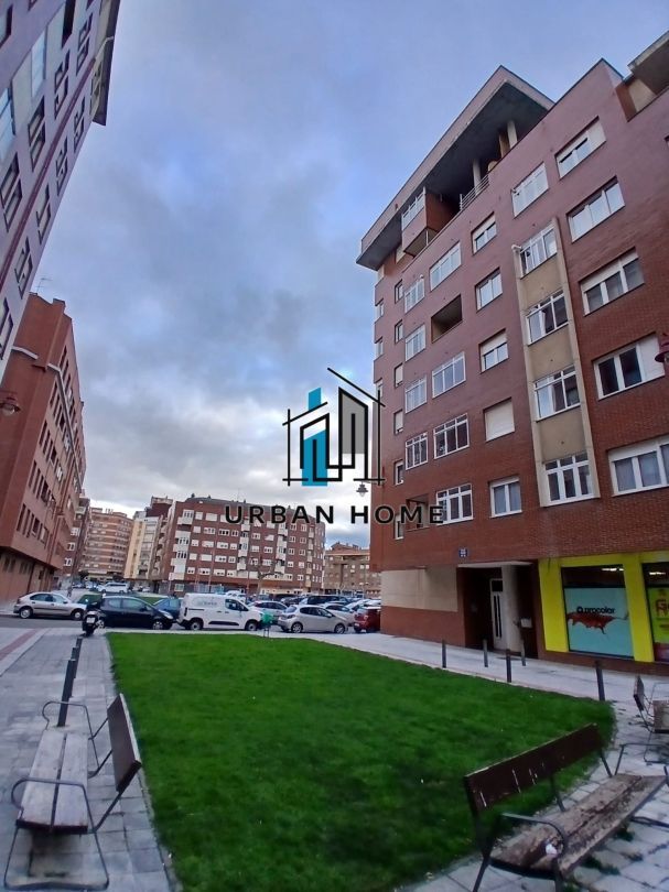Vista exterior de Dúplex en venda en León Capital  amb Calefacció, Terrassa i Traster