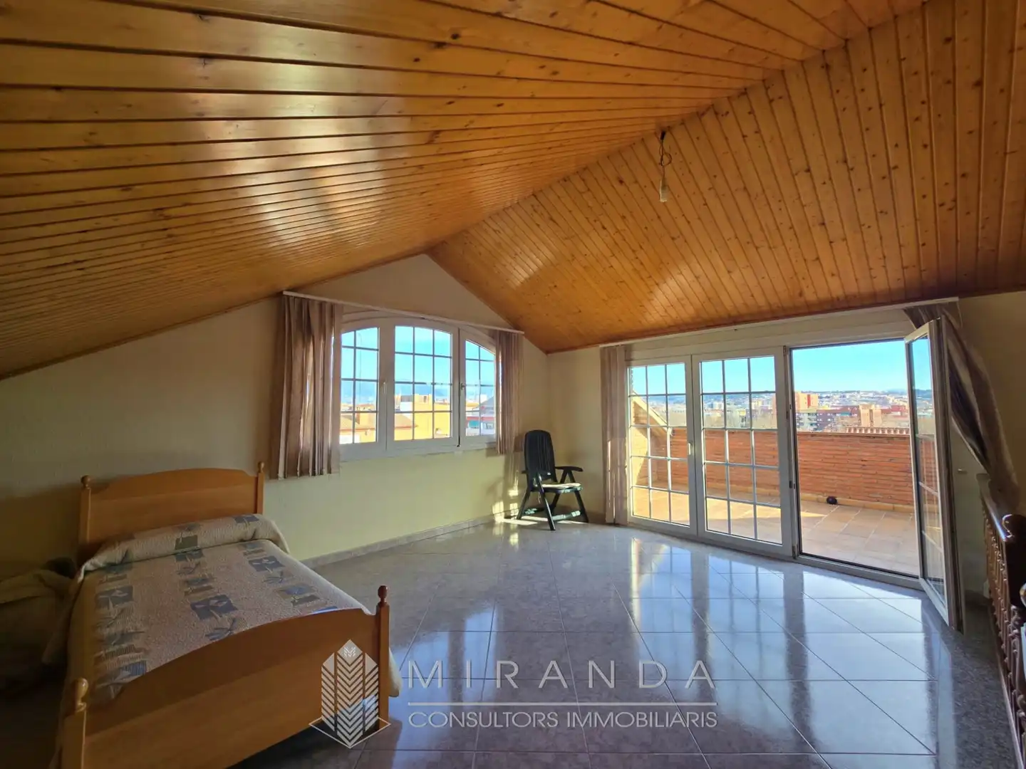 Habitación de Casa adosada en venta en Canovelles con Aire acondicionado, Calefacción y Terraza