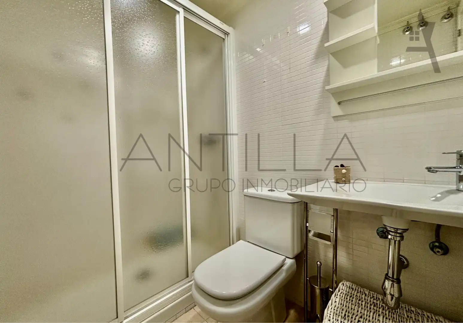 Bathroom of Flat for sale in Madrid  with Air Conditioner, Heating and Furnished