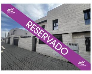 Vista exterior de Casa o xalet en venda en Olías del Rey amb Calefacció, Jardí privat i Piscina