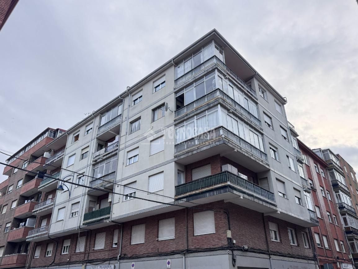 Exterior view of Flat for sale in León Capital   with Terrace
