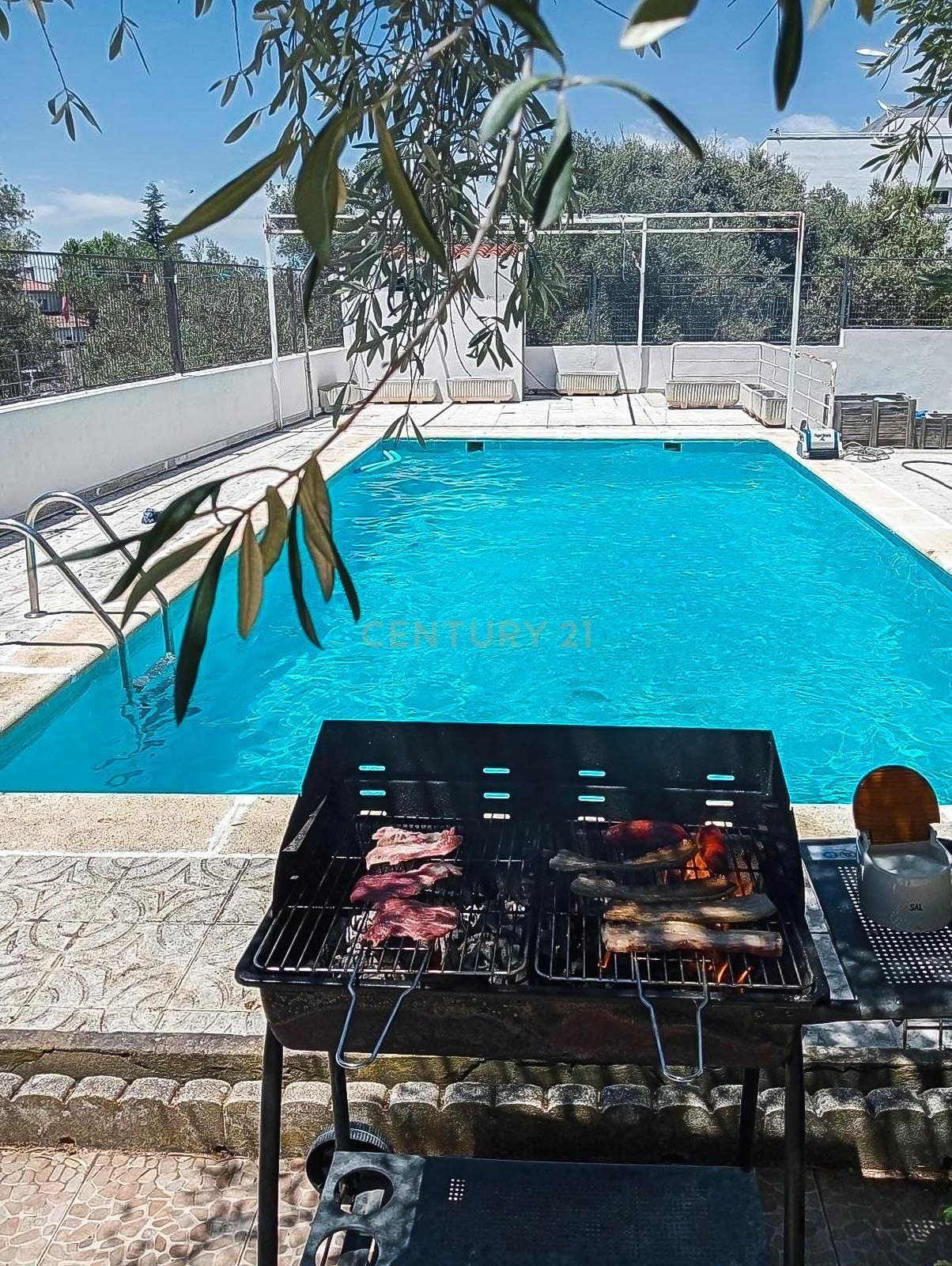 Swimming pool of House or chalet for sale in Cáceres Capital  with Air Conditioner, Private garden and Storage room