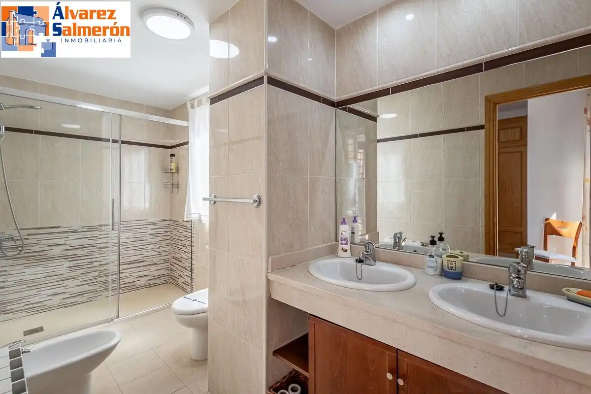 Baño de Casa o chalet en venta en Huétor Vega con Terraza, Piscina y Balcón