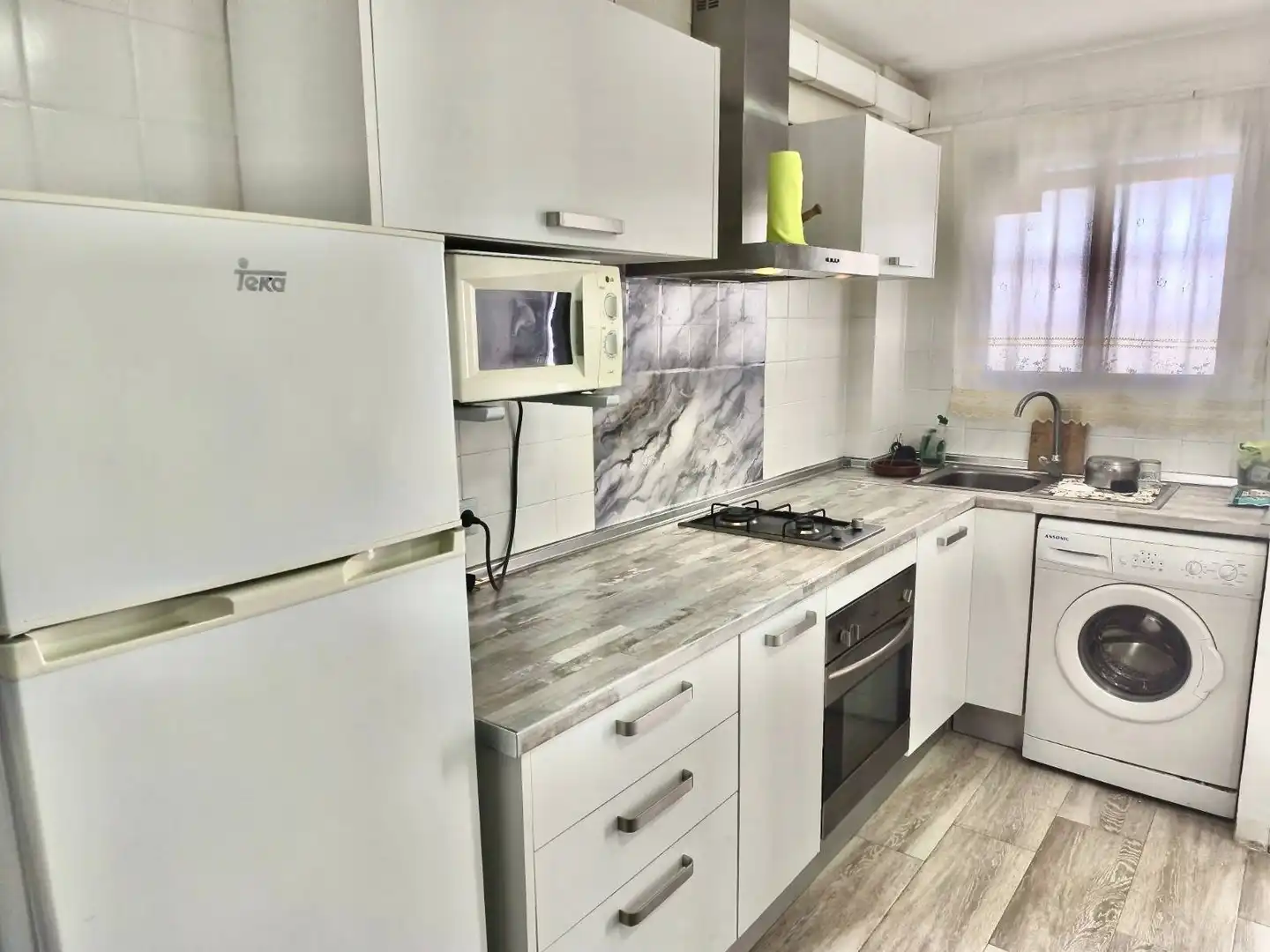 Apartament amb terrassa de lloguer a CONSTITUCIO DE LA, imagen 4