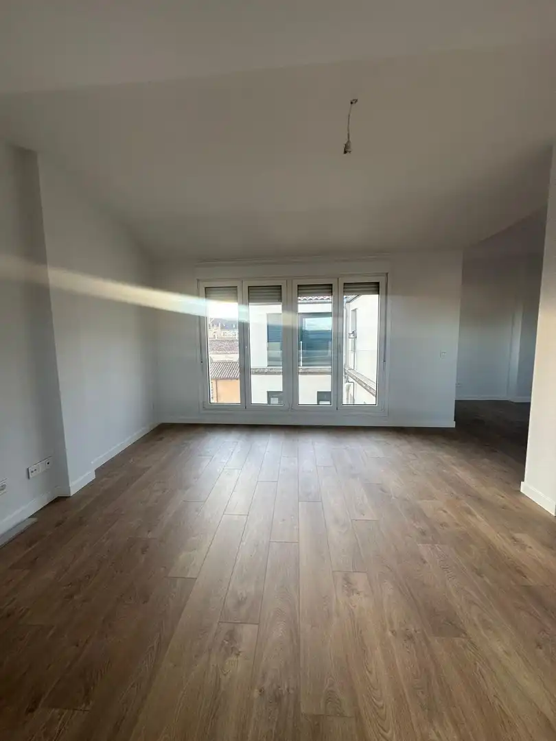Sala d'estar de Àtic en venda en León Capital  amb Calefacció, Parquet i Traster