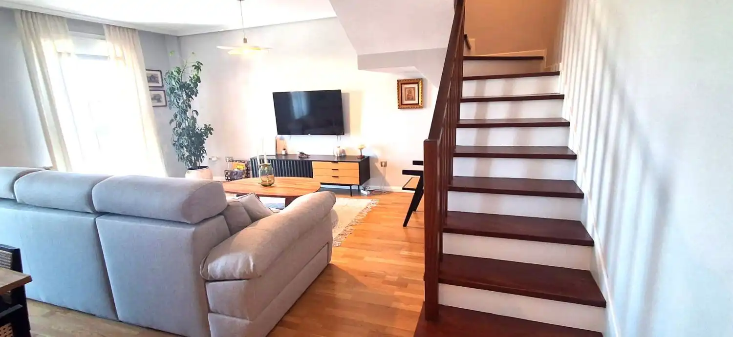Sala d'estar de Dúplex en venda en Arroyo de la Encomienda amb Calefacció, Parquet i Terrassa