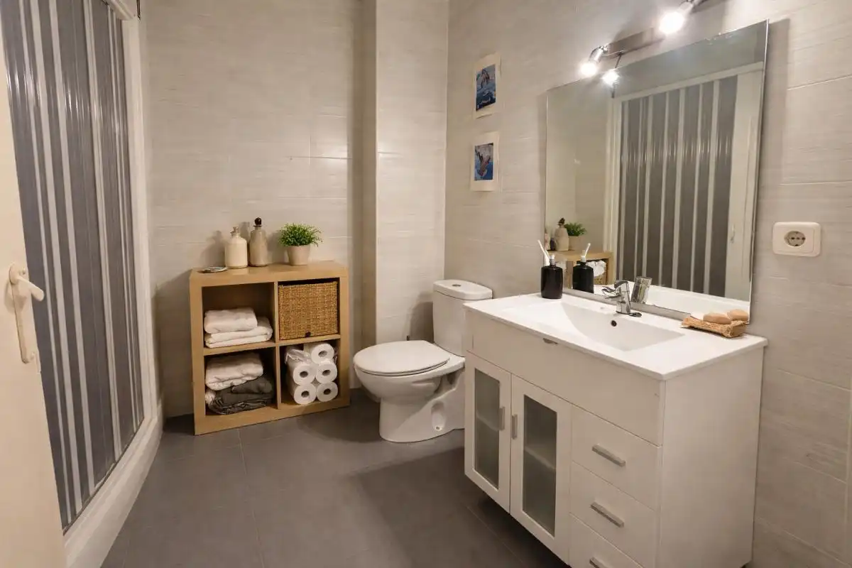 Baño de Estudio en venta en Madrid con Calefacción, Terraza y Balcón