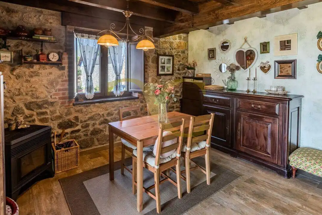 Menjador de Casa o xalet en venda en Cangas de Onís amb Calefacció, Jardí privat i Terrassa