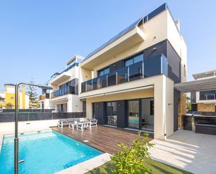 Piscina de Casa o xalet en venda en Orihuela amb Aire condicionat, Jardí privat i Terrassa
