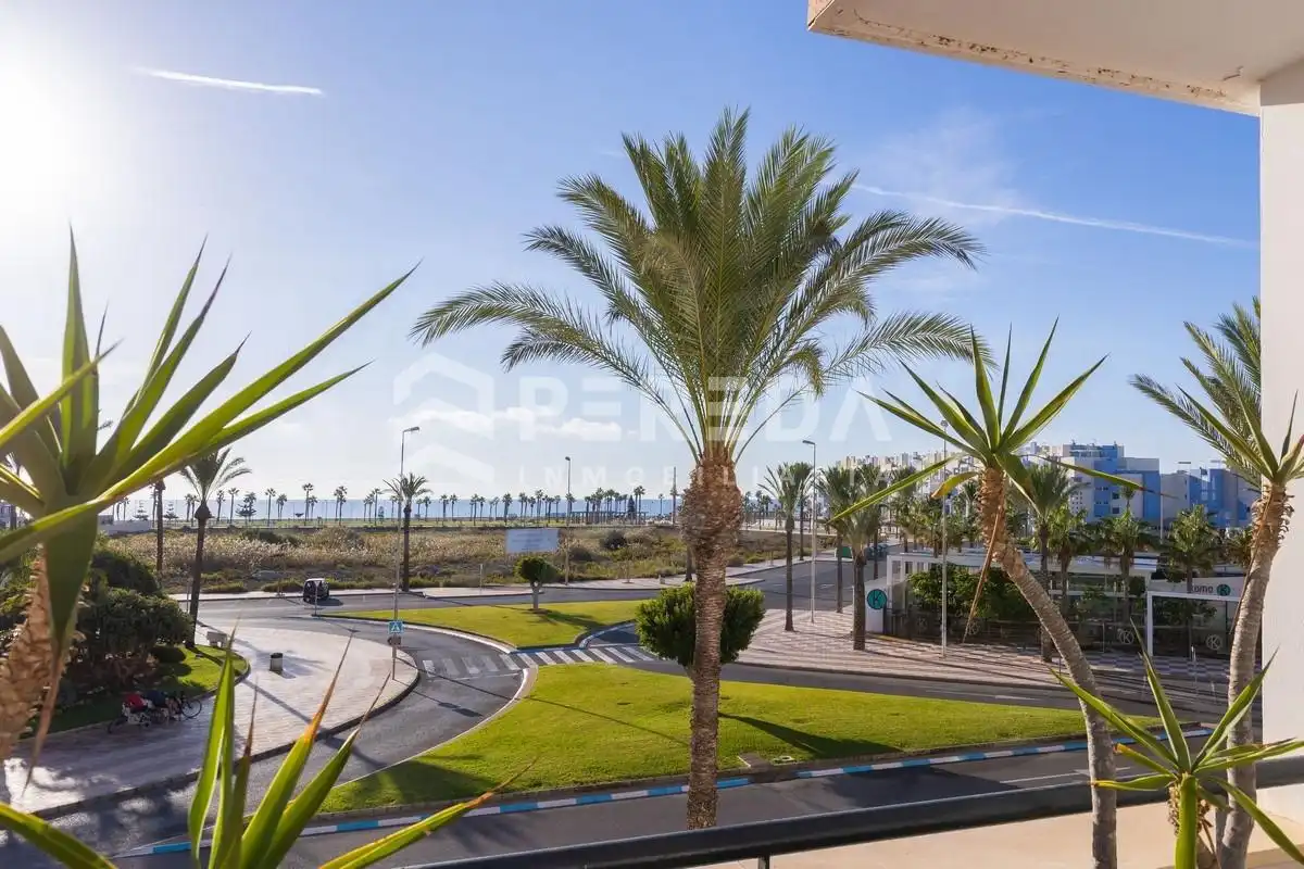Vista exterior de Piso en venta en Roquetas de Mar con Aire acondicionado y Piscina comunitaria