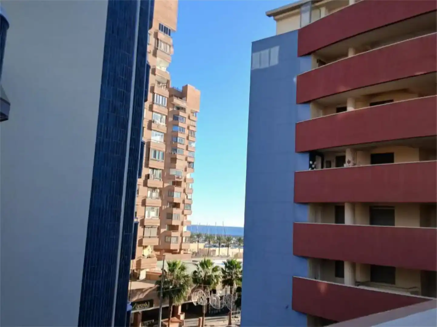 Außenansicht von Dachboden zum Verkauf in Fuengirola mit Klimaanlage und Balkon