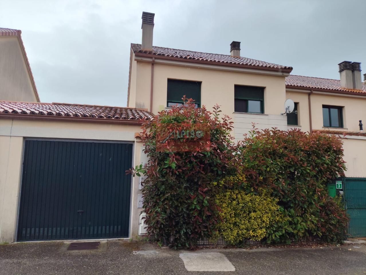 Vista exterior de Casa adosada en venda en O Pereiro de Aguiar  amb Calefacció i Jardí privat