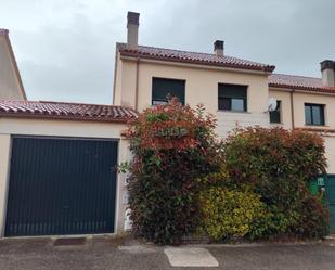 Vista exterior de Casa adosada en venda en O Pereiro de Aguiar  amb Calefacció i Jardí privat