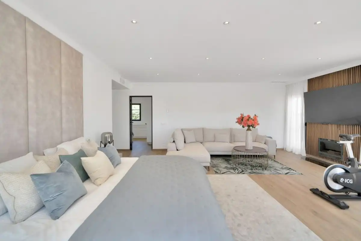 Sala d'estar de Casa o xalet en venda en Marbella amb Aire condicionat, Jardí privat i Terrassa