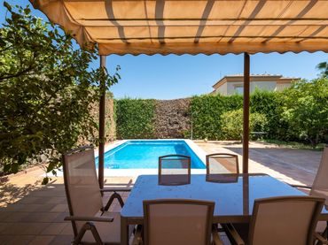 Casa pareada con piscina en venta en Calle Cisne 20