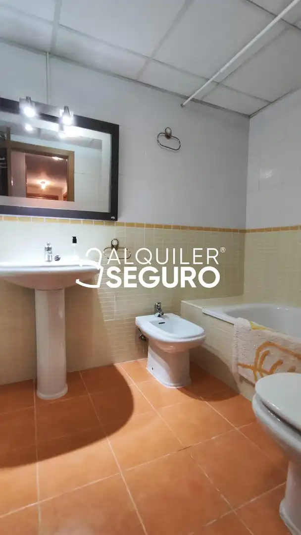 Bathroom of Flat for rent in Torrent  with Air Conditioner, Terrace and Storage room