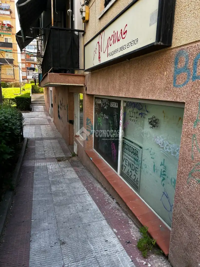 Vista exterior de Local en venta en Coslada