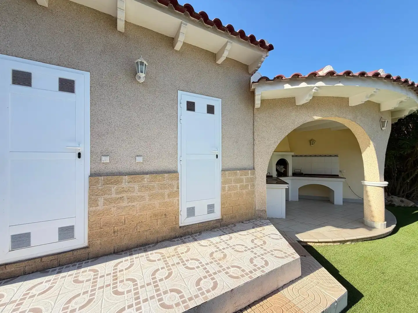Vista exterior de Casa o xalet en venda en Rojales amb Aire condicionat, Calefacció i Jardí privat