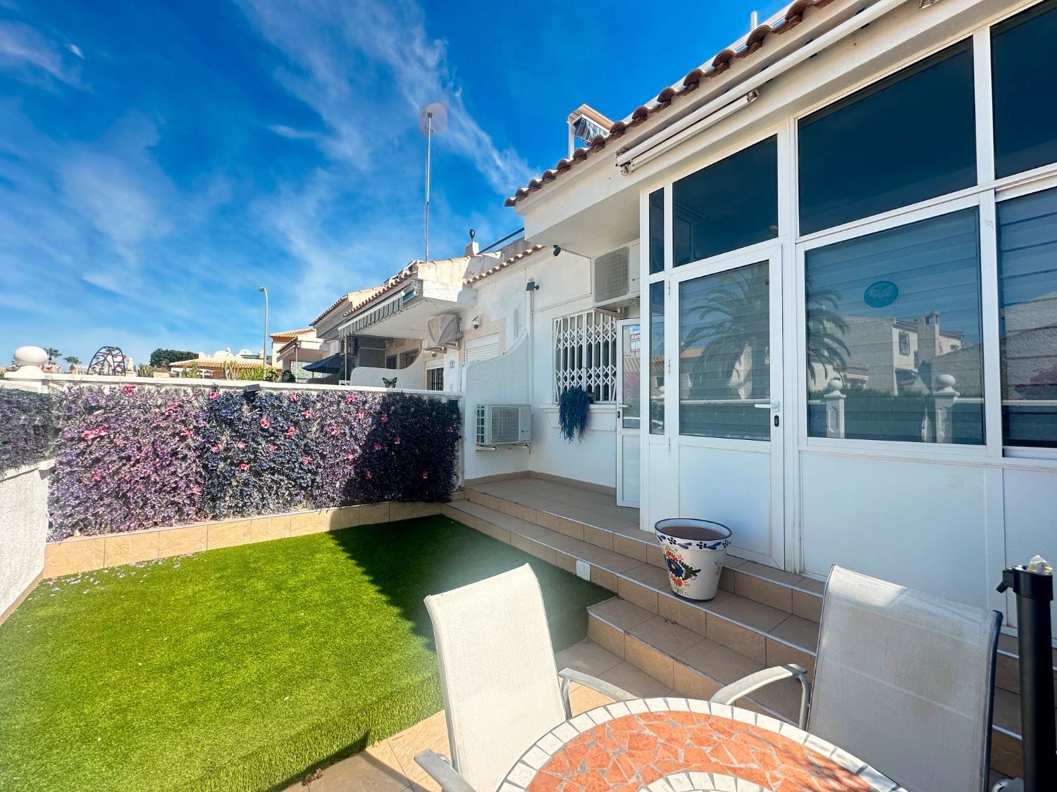Vista exterior de Casa o xalet en venda en Orihuela amb Aire condicionat, Piscina i Moblat