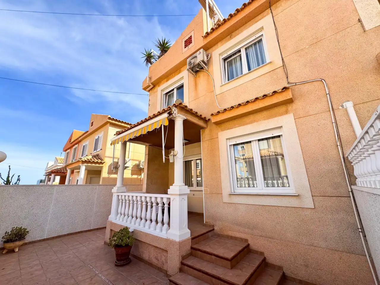 Vista exterior de Casa adosada en venda en Torrevieja amb Aire condicionat, Calefacció i Jardí privat