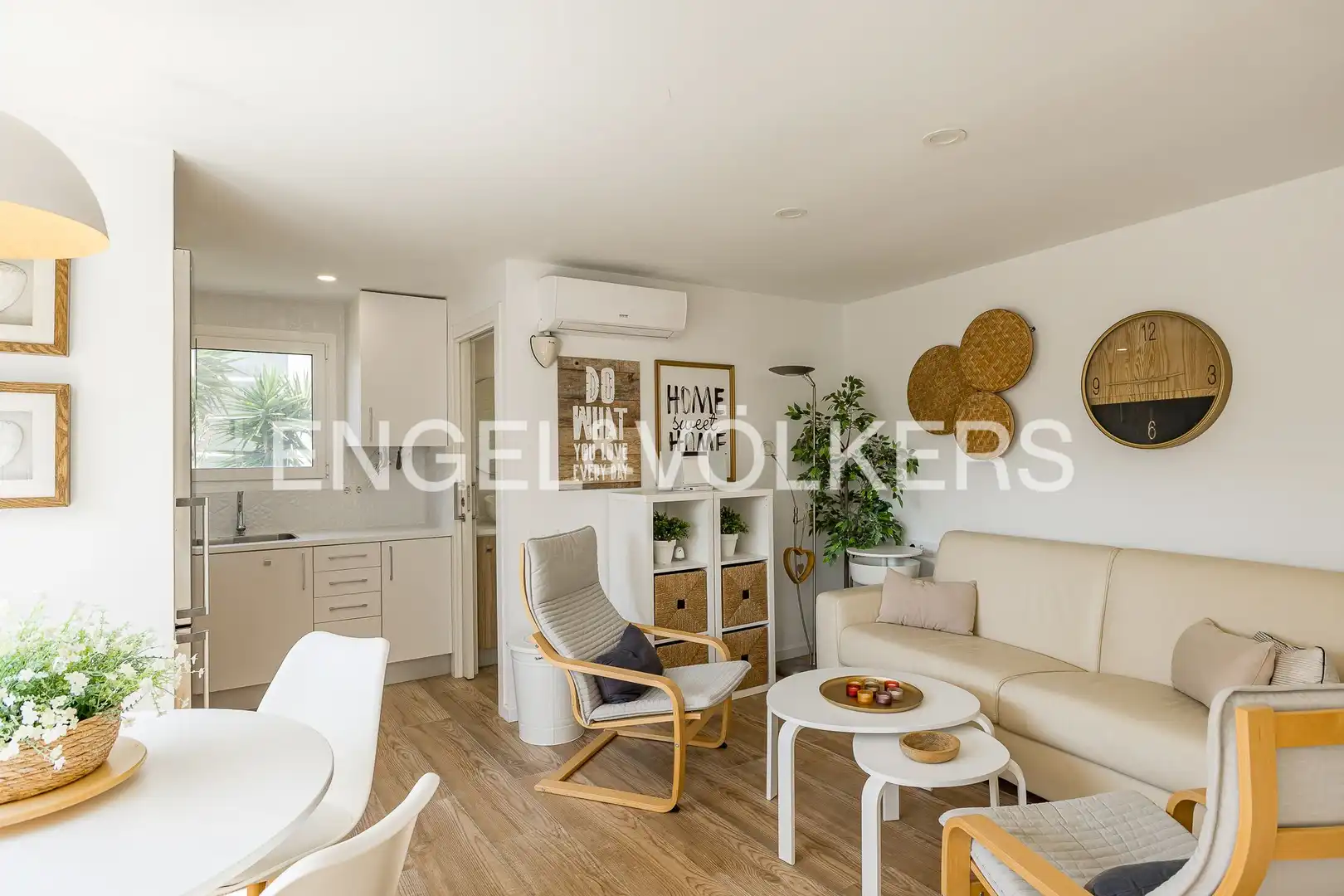 Sala de estar de Casa o chalet en venta en Vilanova i la Geltrú con Aire acondicionado, Calefacción y Jardín privado