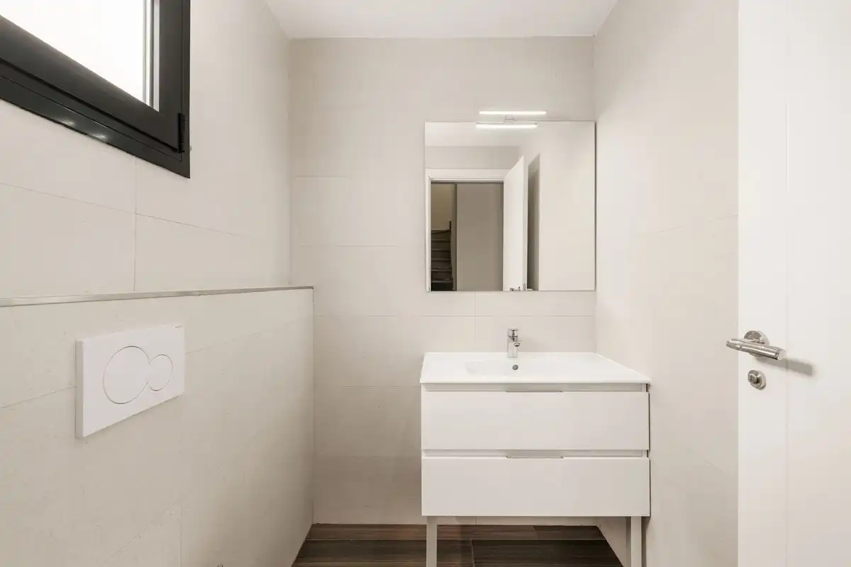 Bany de Dúplex en venda en Estepona amb Aire condicionat, Terrassa i Piscina comunitària