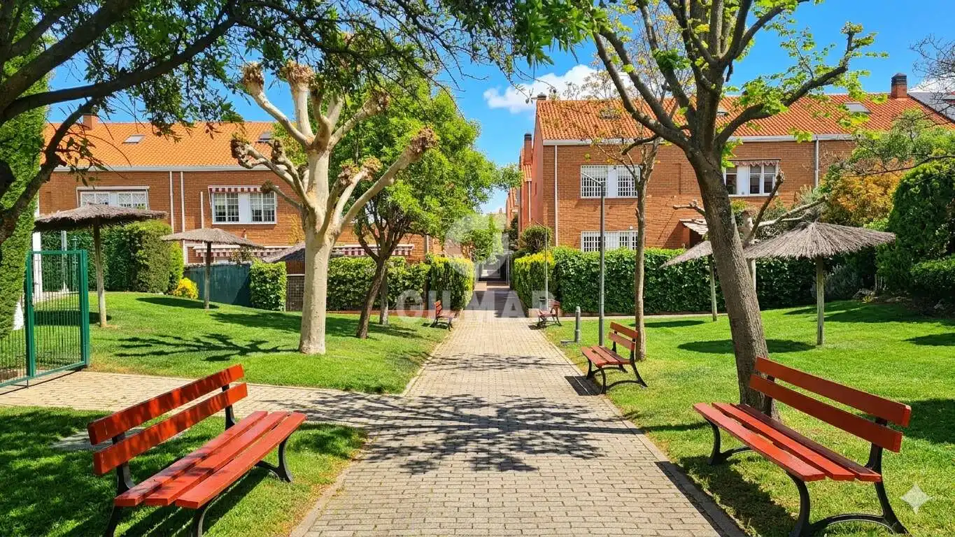 Vista exterior de Casa adosada en venda en Boadilla del Monte amb Calefacció, Jardí privat i Piscina