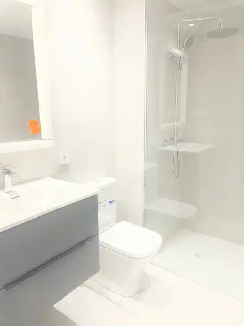 Badezimmer von Erdgeschoss zur Miete in Rubí mit Klimaanlage, Heizung und Parkett