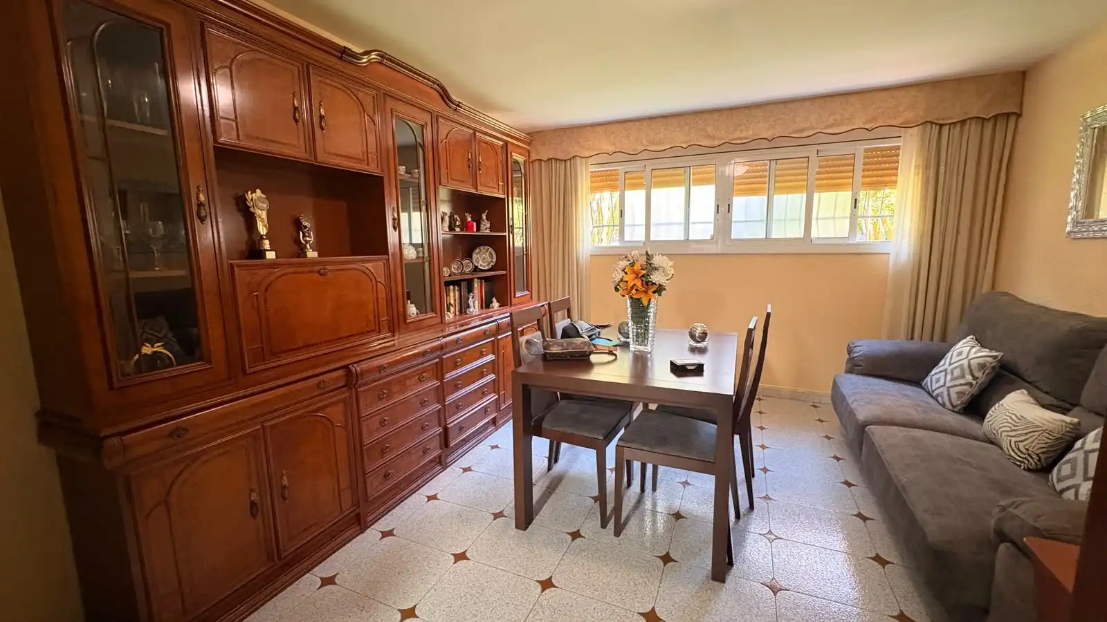 Comedor de Piso en venta en L'Hospitalet de Llobregat con Aire acondicionado, Calefacción y Amueblado