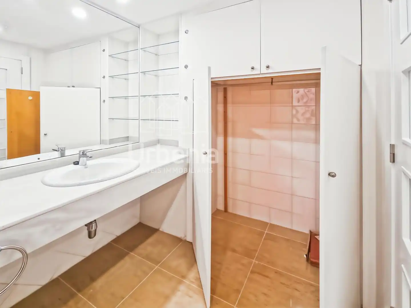 Badezimmer von Wohnung zum Verkauf in Mataró mit Klimaanlage