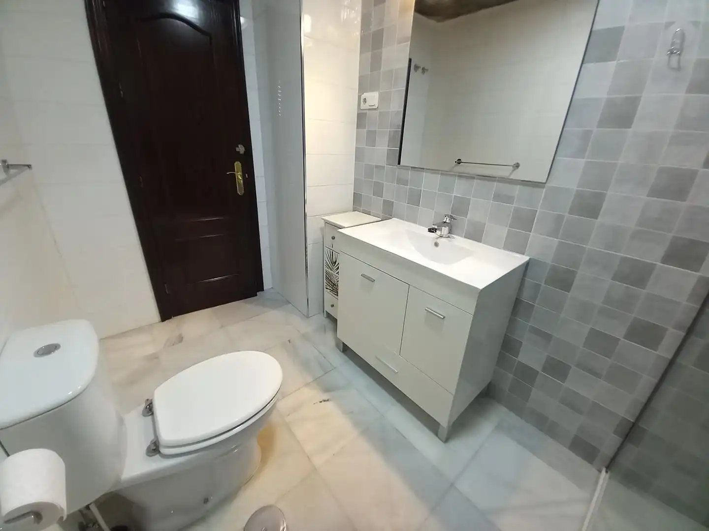 Bathroom of Flat for rent in Ronda  with Air Conditioner, Heating and Furnished