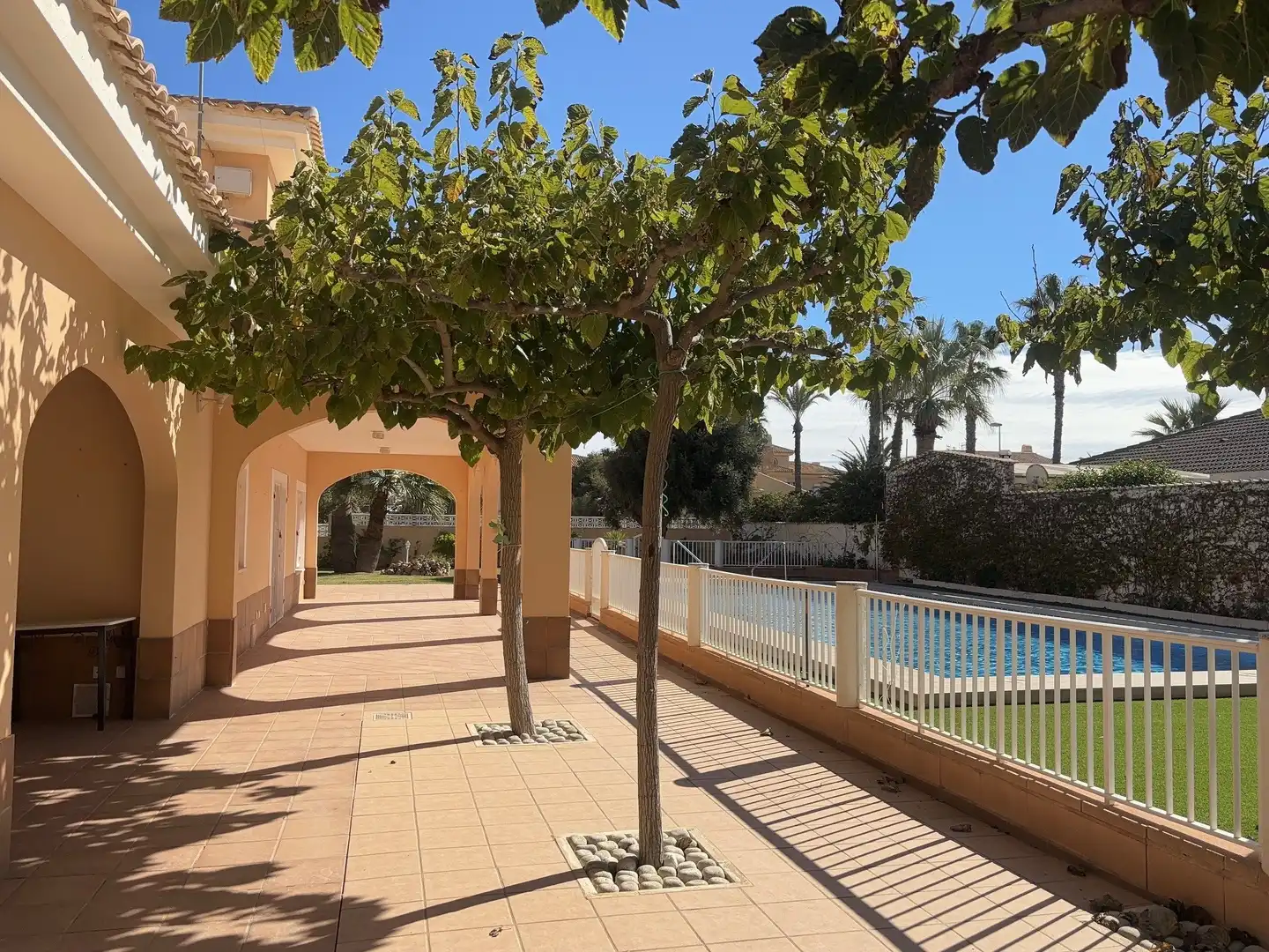 Schwimmbecken von Erdgeschoss zum Verkauf in La Manga del Mar Menor mit Klimaanlage, Privatgarten und Schwimmbad