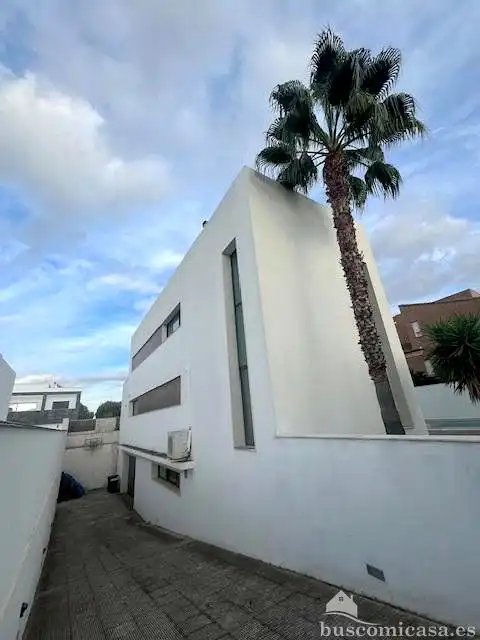 Vista exterior de Casa o xalet en venda en Linares amb Jardí privat, Terrassa i Piscina