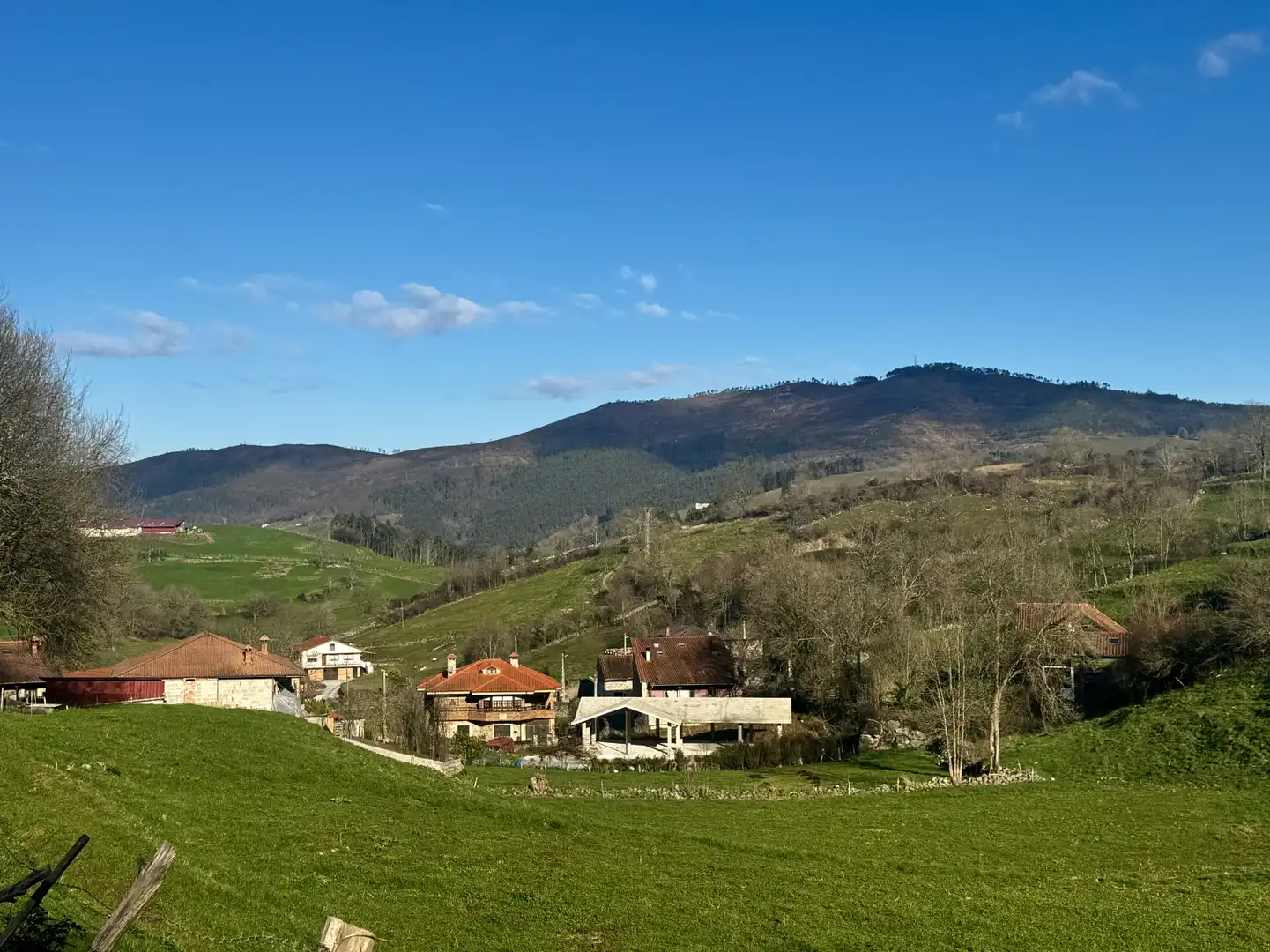 Vista exterior de Casa o xalet en venda en Villafufre amb Jardí privat