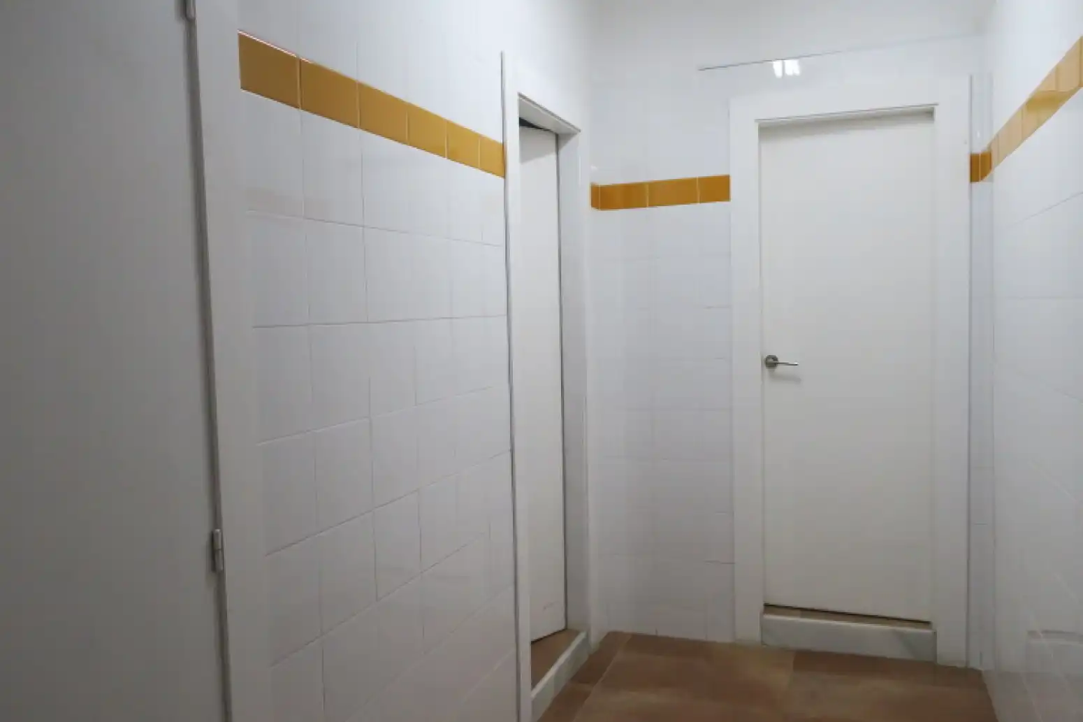 Bany de Oficina en venda en Oviedo  amb Calefacció i Moblat