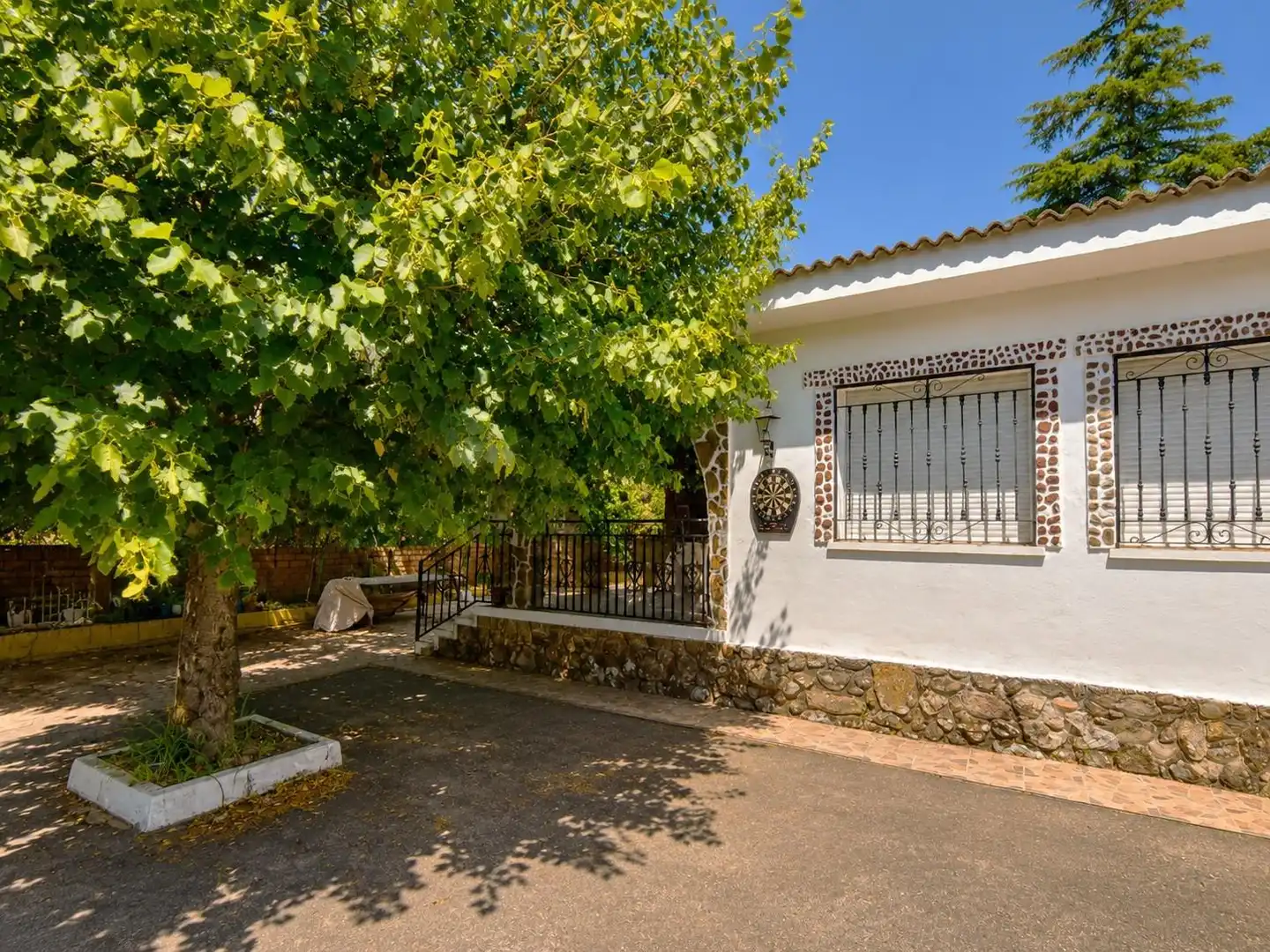 Vista exterior de Casa o chalet en venta en Casas del Castañar con Jardín privado, Trastero y Piscina