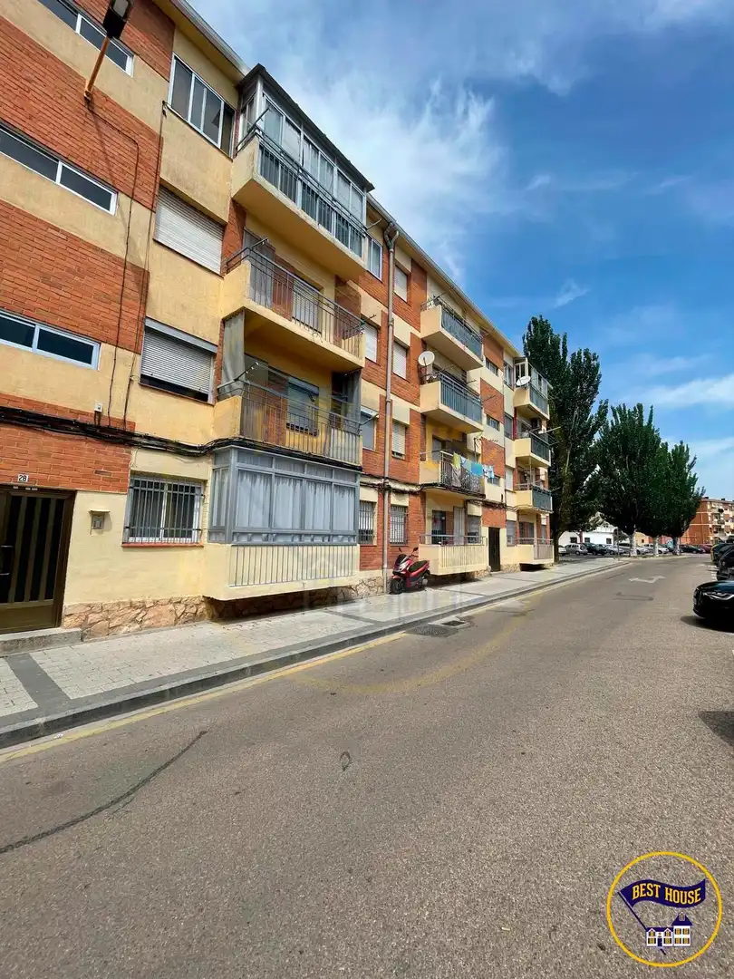Vista exterior de Pis per a compartir en Cuenca amb Calefacció, Parquet i Terrassa