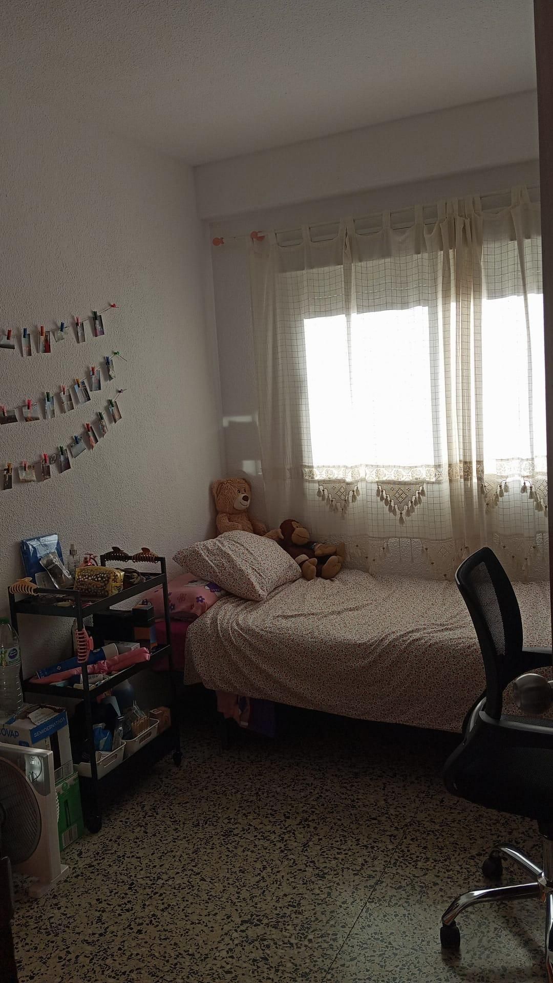 Bedroom of Flat to share in  Granada Capital  with Balcony