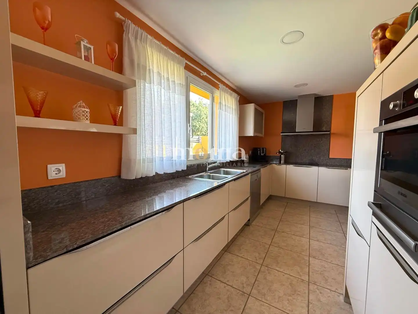 Cuina de Casa o xalet en venda en Montornès del Vallès amb Aire condicionat, Calefacció i Jardí privat