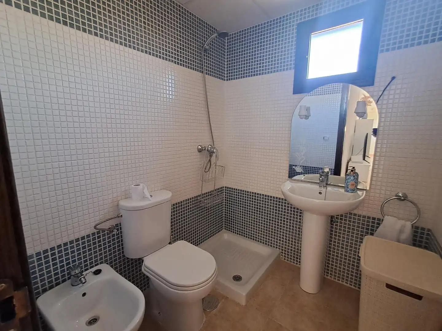 Badezimmer von Dachboden zum Verkauf in Águilas mit Klimaanlage, Heizung und Privatgarten
