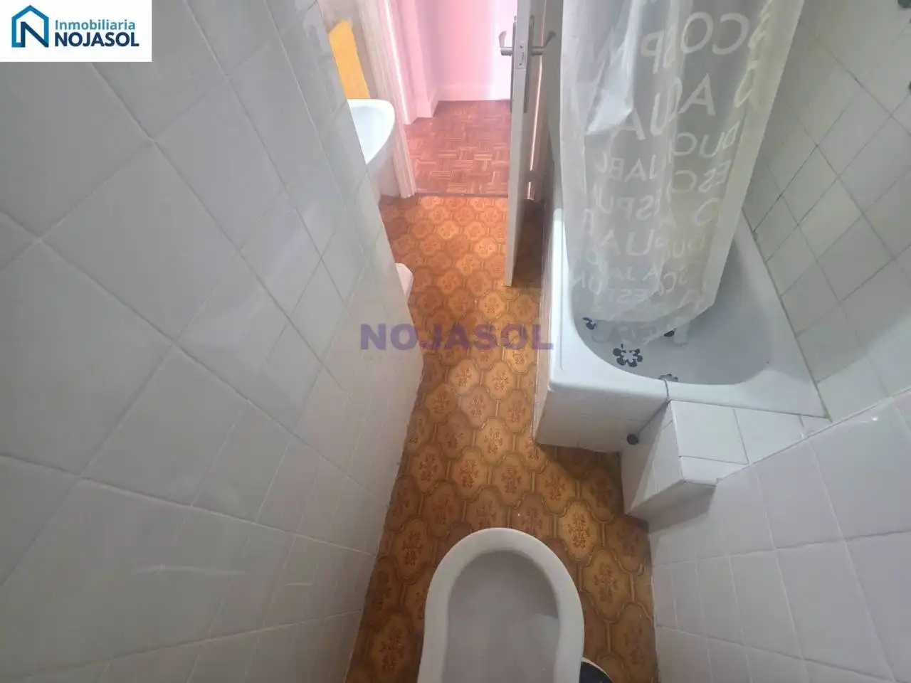 Baño de Apartamento en venta en Laredo con Calefacción, Parquet y Terraza