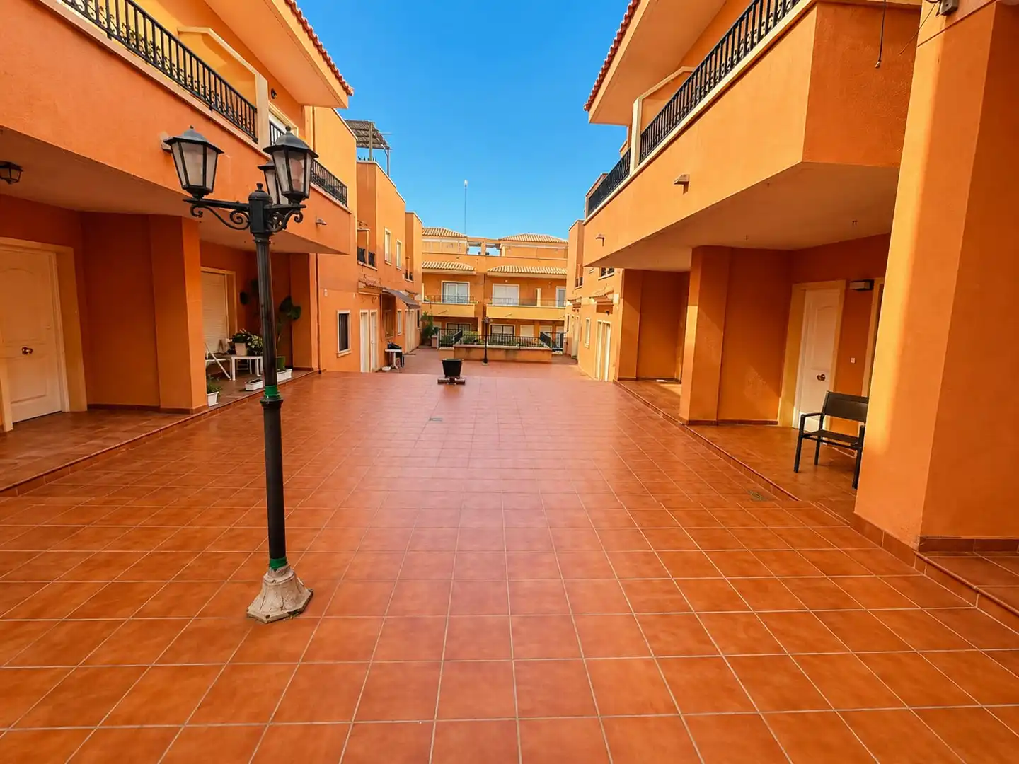 Vista exterior de Casa adosada en venda en Helechosa de los Montes amb Calefacció, Jardí privat i Terrassa
