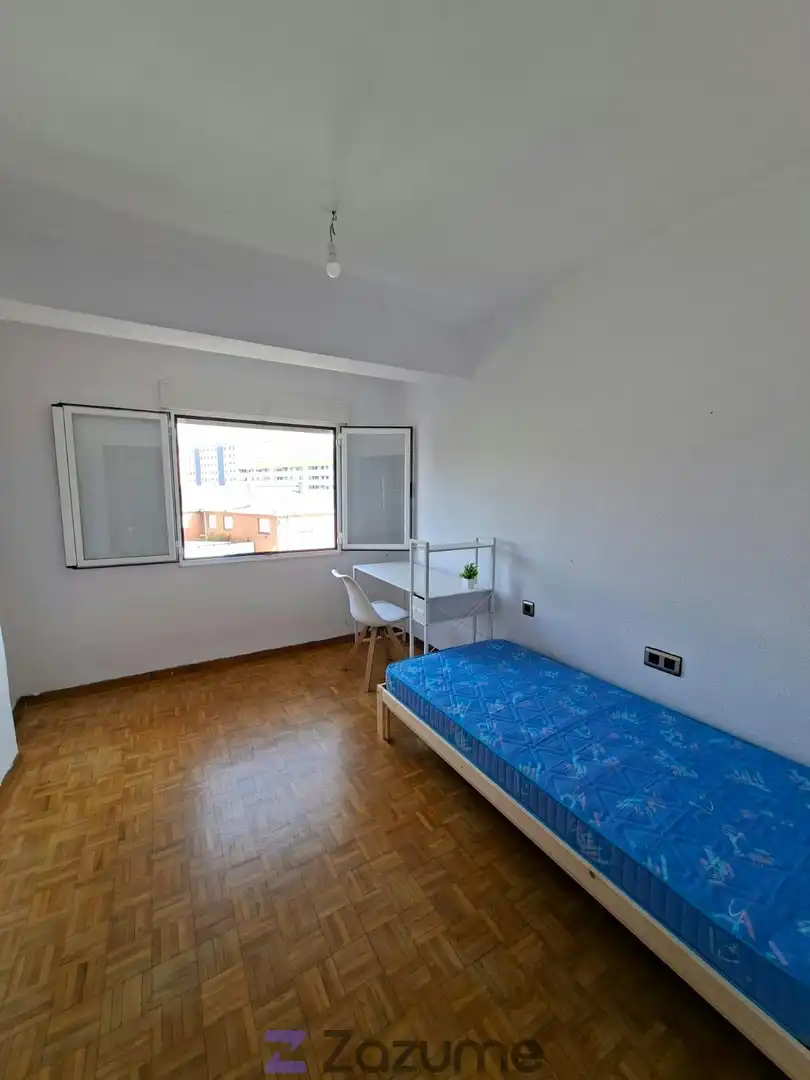 Bedroom of Flat for rent in Ponferrada  with Heating, Parquet flooring and Furnished