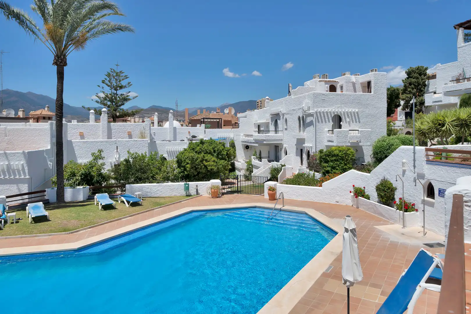 Vista exterior de Dúplex de alquiler en Marbella con Jardín privado, Amueblado y Alarma