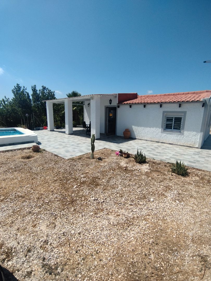 Vista exterior de Finca rústica de lloguer en Guardamar del Segura amb Jardí privat, Moblat i Rentadora